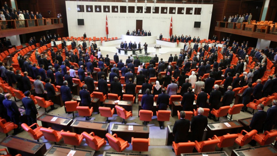 Евакуираха турския парламент  | StandartNews.com