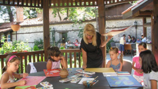 Деца редят мозайки и рисуват стъкло