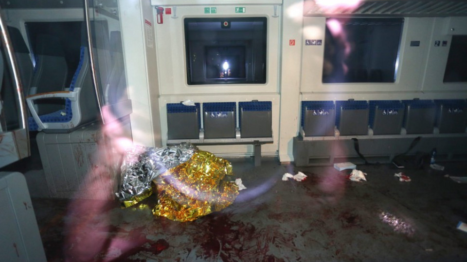 Джихадист сече с брадва във влак (ОБЗОР) | StandartNews.com