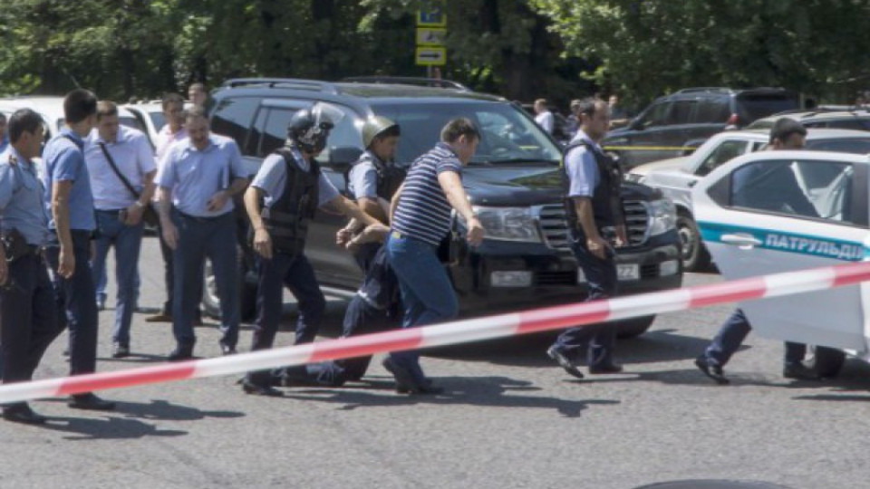 Стрелецът от Алмати мъстил на полицаите  | StandartNews.com