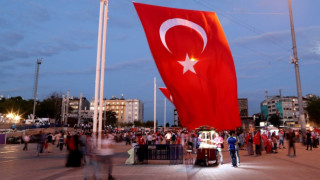 След метежа: Отстраниха 15 200 служители в Турция