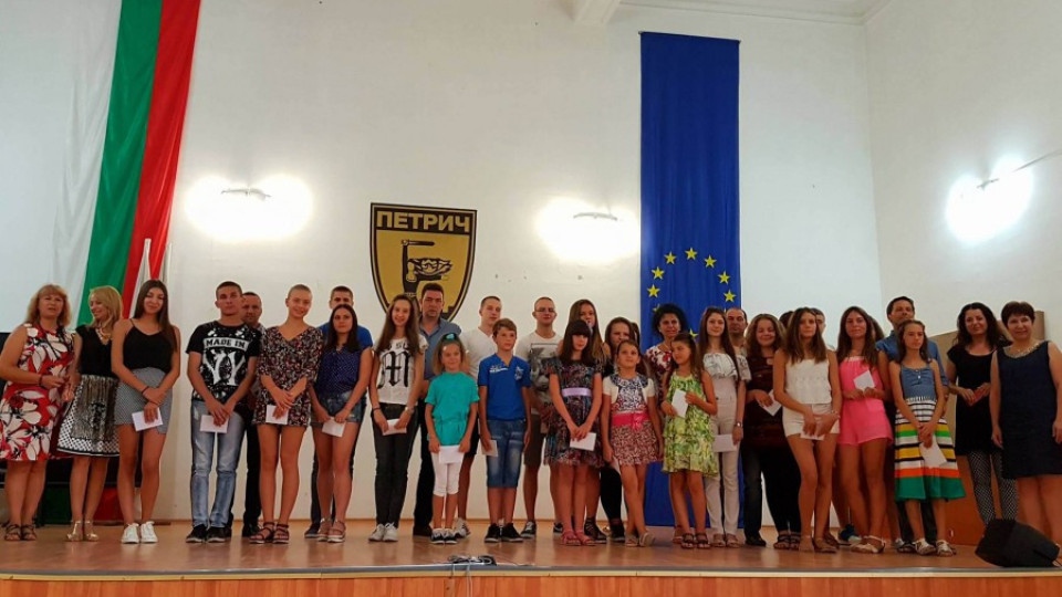 Кмет награди даровити деца в Петрич | StandartNews.com