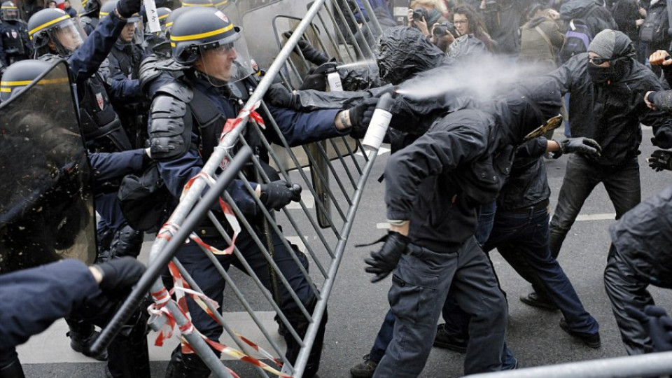 Сблъсъци в Париж заради смъртта на арестант | StandartNews.com