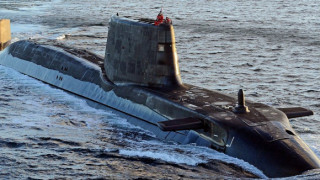 Атомна подводница удари търговски кораб