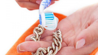 Пастата за зъби чисти от сребро до червило