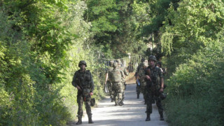 Сръбският министър на отбраната инспектира границата с България