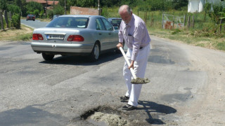 Депутат пълни дупките на Лом