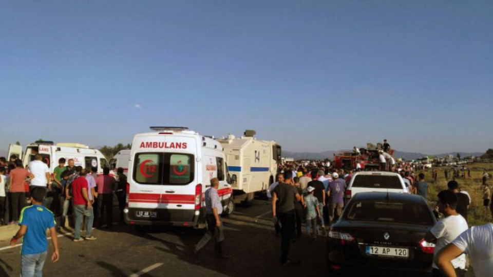 Взрив уби шестима турски полицаи | StandartNews.com