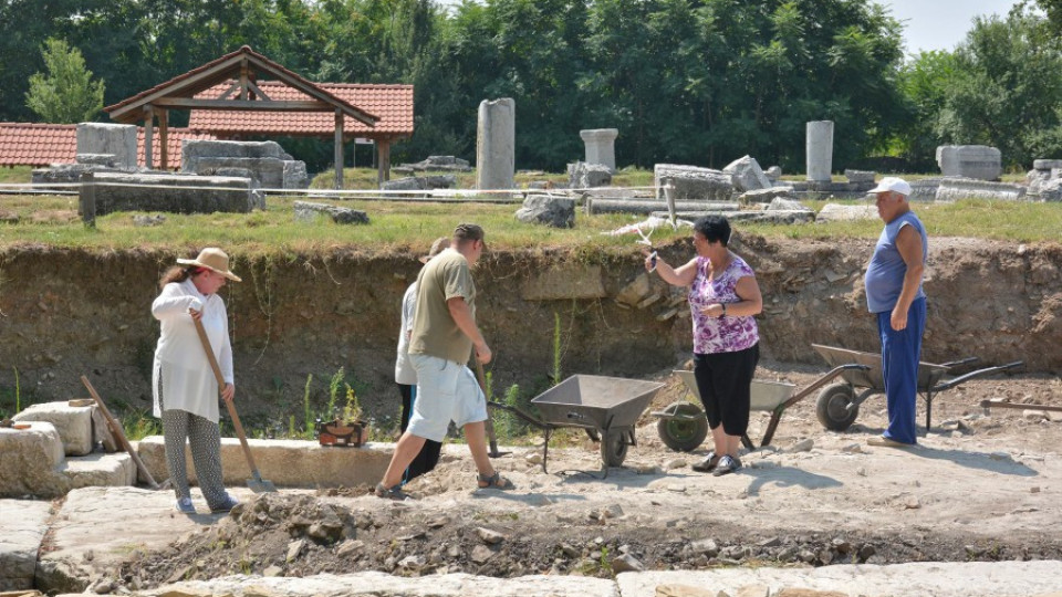 Доброволци зарязват морето заради разкопки | StandartNews.com