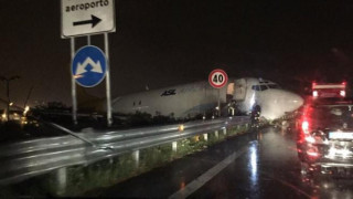 Товарен самолет се разби на магистрала в Италия