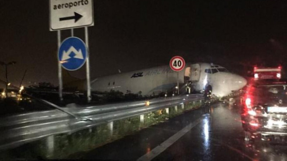 Товарен самолет се разби на магистрала в Италия | StandartNews.com