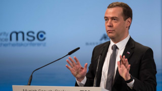 180 000 искат оставката на Медведев