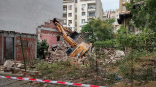 ВИДЕО: Багер пропадна в центъра на София