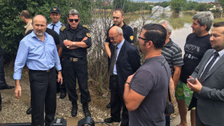 Пращаме 20 тона вода на Македония