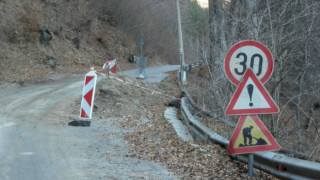 Спират временно ремонта на пътя към Рилския манастир
