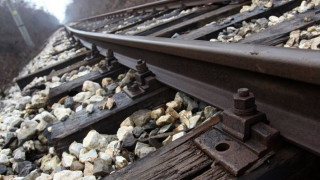 Влакът за Бургас се удари в паднала скала