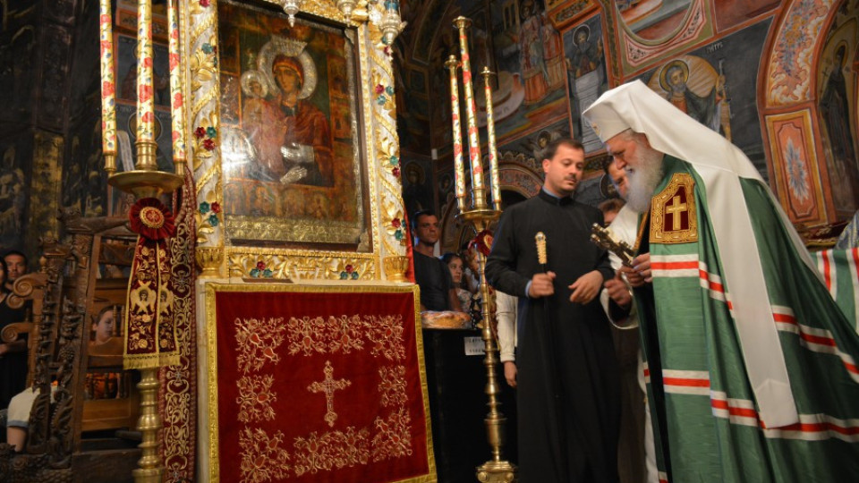 Майчино благословение в Троянския манастир | StandartNews.com