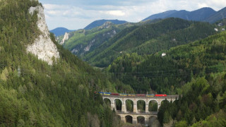 Нападател с нож рани двама в Австрия