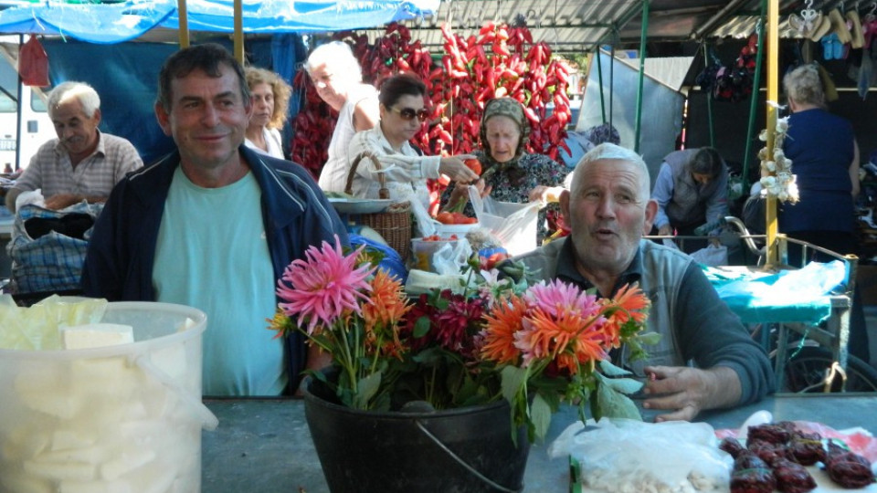 Яйце от дърво на пазара в Пирот | StandartNews.com