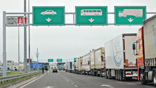 Сръбската гранична полиция спипа мигранти в бг камиони