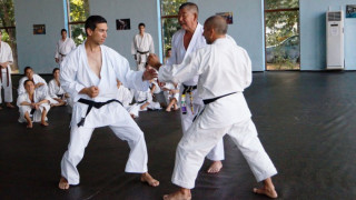Японски майстор на бойното изкуство обучава наши каратеки