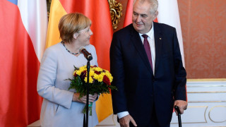 Мъж пробва да се вклини в кортежа на Меркел