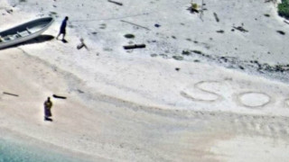 Надпис SOS на пясъка спаси корабокрушенци