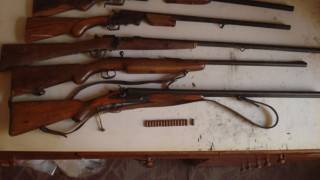 Три незаконни пушки иззети от частен дом 