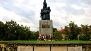 Паметникът на Освободителите в Кърджали събира родопчани