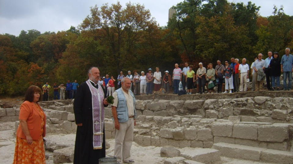 Отец Саръев освети църквата на Перперикон | StandartNews.com