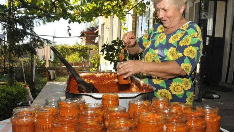 Баби приемат поръчки за домашна лютеница  | StandartNews.com