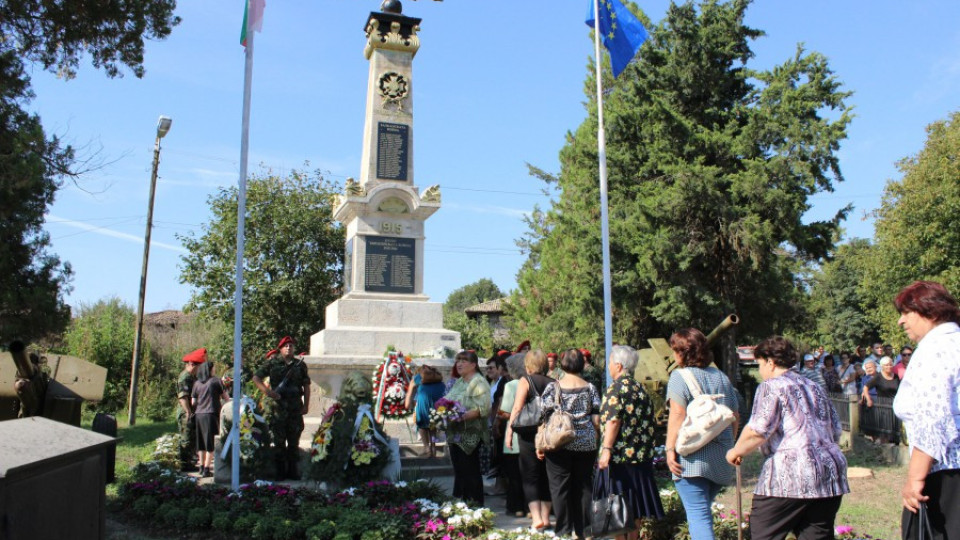 Военният министър почете загиналите войници от Осенец | StandartNews.com