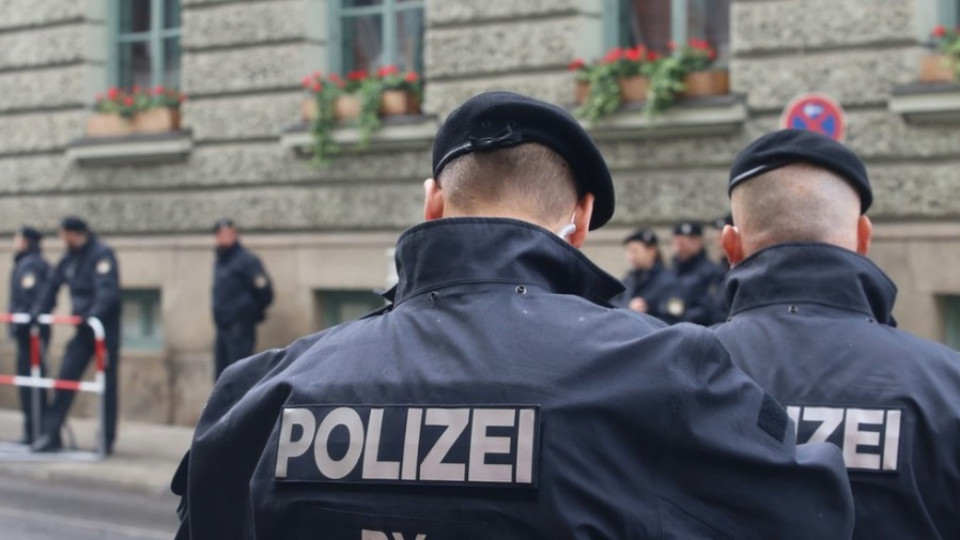 Германия: Полицията разтърва местни и бежанци | StandartNews.com