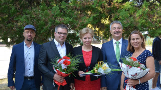 Директор на немска гимназия приветства ученици в Монтана