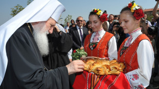 300 посрещнаха патриарха пред новостроящия се храм в Монтана