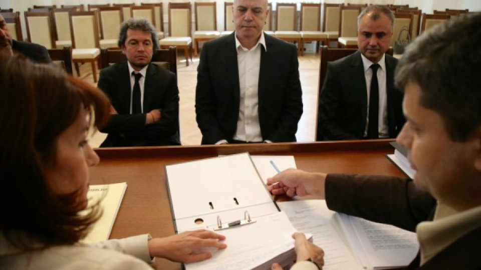 Слави внесе документи за референдума в ЦИК | StandartNews.com