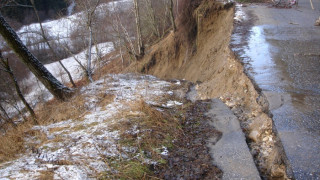 Две свлачища стряскат село Осина