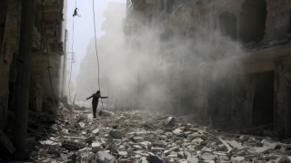 20 деца загинаха при нови бомбардировки в Алепо
