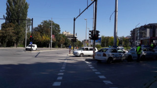 Патрулка блъсна деца на пешеходна пътека
