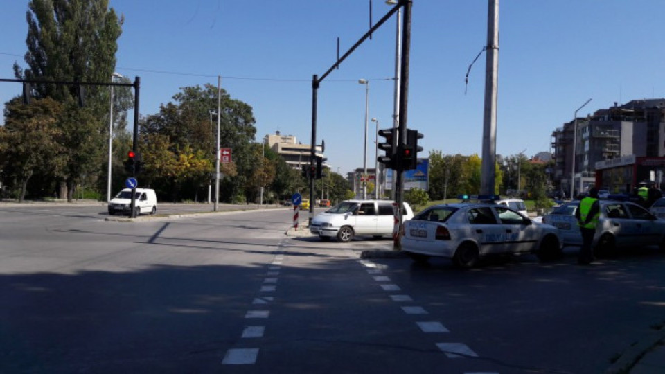 Патрулка блъсна деца на пешеходна пътека | StandartNews.com