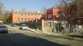 Евакуираха Търговската гимназия в Пловдив