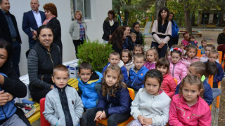 Хлапета гледат анимация на нови телевизори
