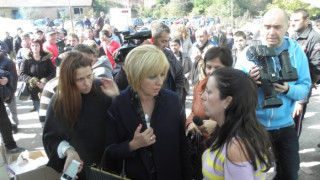 Манолова слезе при миньорите под земята