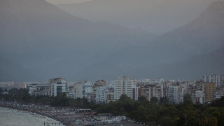 Две ракети удариха турския курорт Анталия