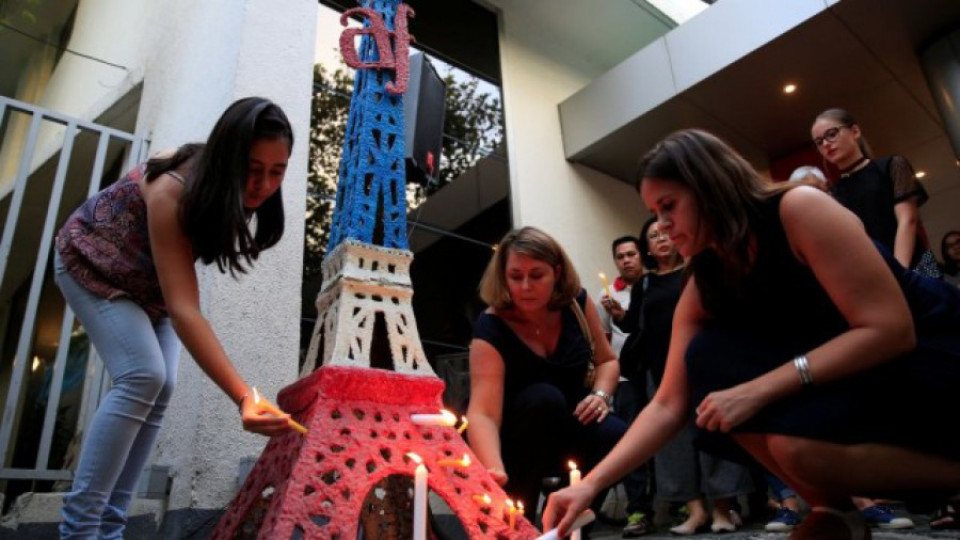Франция почита жертвите от трагедията в Ница | StandartNews.com