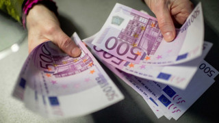 Бежанец с 4 жени и 23 деца взима 360 000 евро помощи