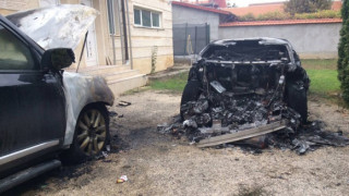 Запалиха автомобили на бивш общински съветник в Червен бряг