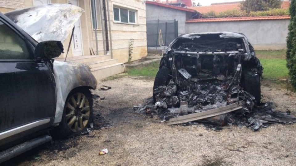 Запалиха автомобили на бивш общински съветник в Червен бряг | StandartNews.com