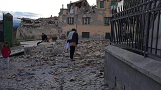 Стотици прекараха нощта на открито след земетресението в Италия