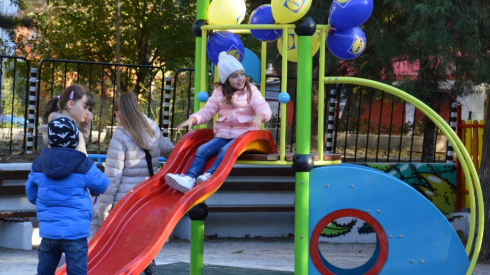 Хлапета играят на обновена детска площадка | StandartNews.com